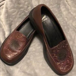 Size 38 Dansko leather shoes clogs never worn sz 8
